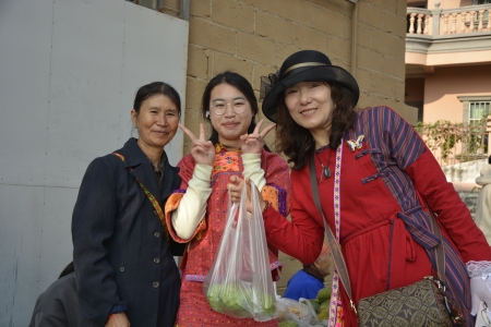 旅居人员与村民合影
