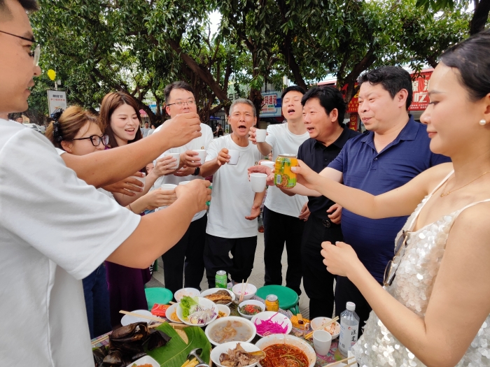 食客们举杯相和