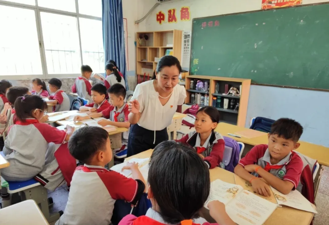 杨雪莹:二十五载扎根乡村 初心如磐育桃李