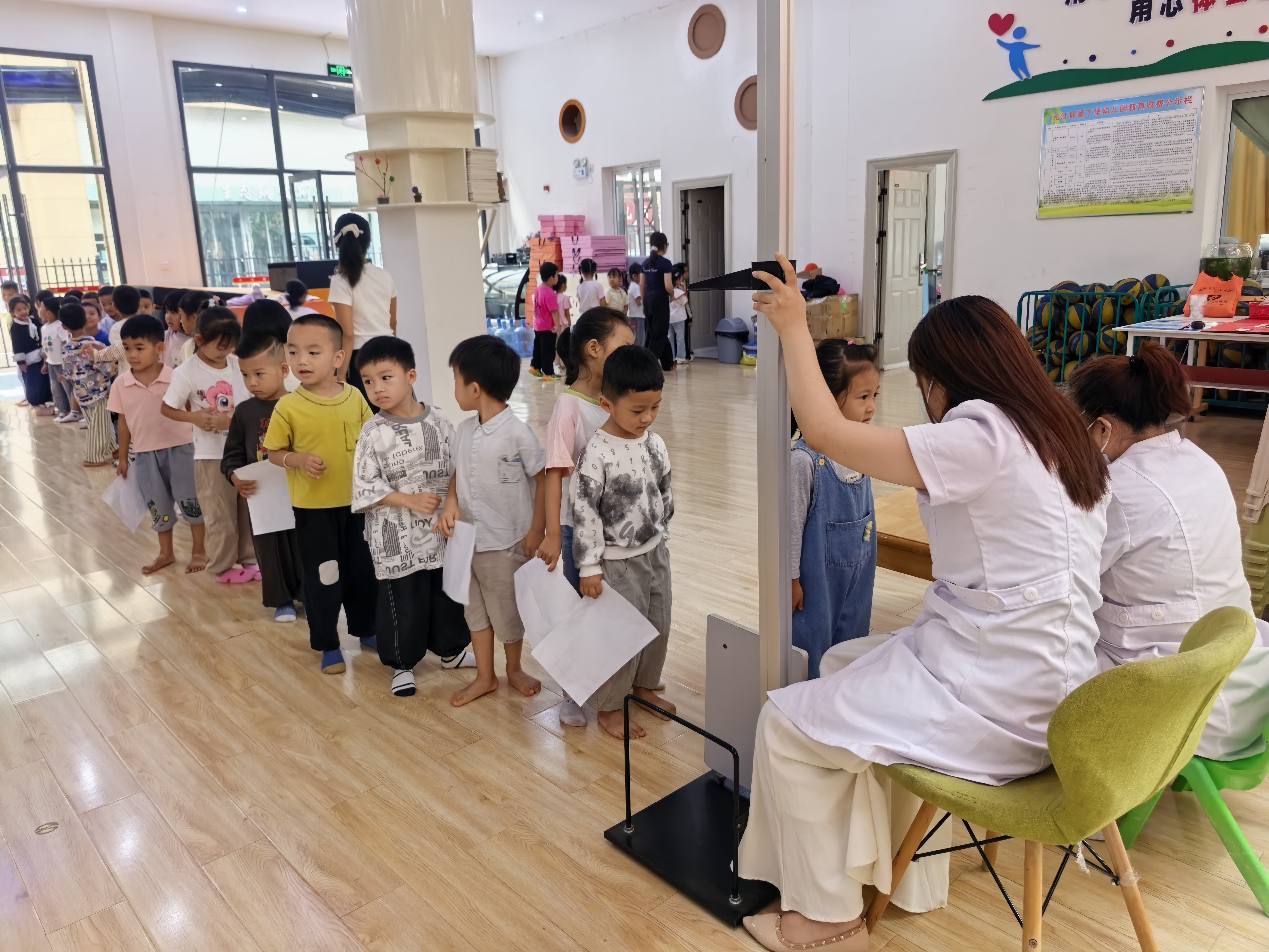 幼儿排队检查