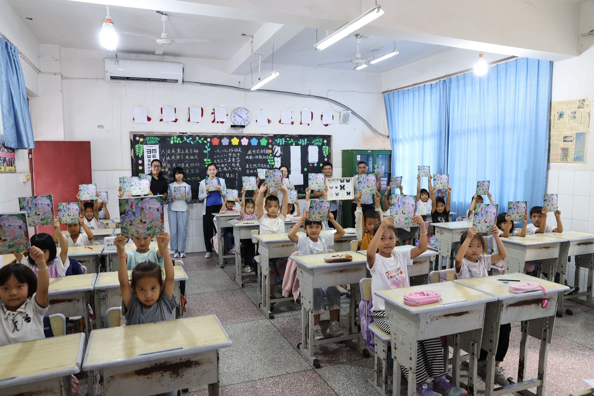 学生们展示领取到的绘本